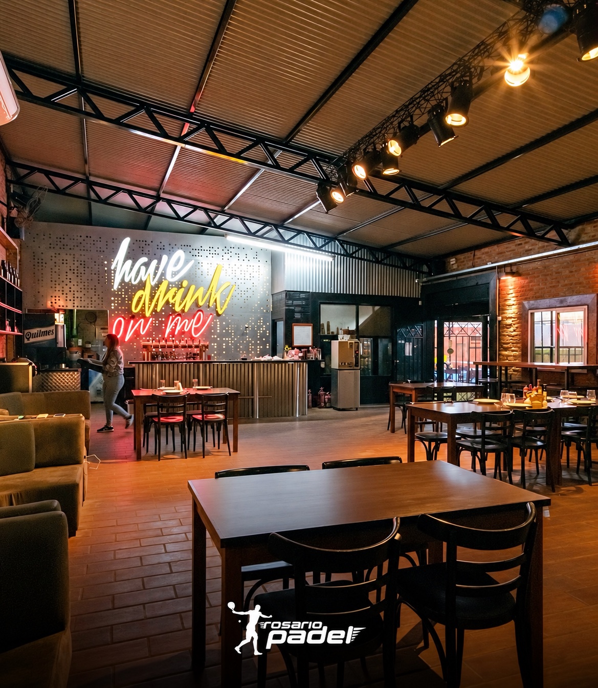 Bar de Rosario Padel, con mesas, barra y espacios para compartir después del partido