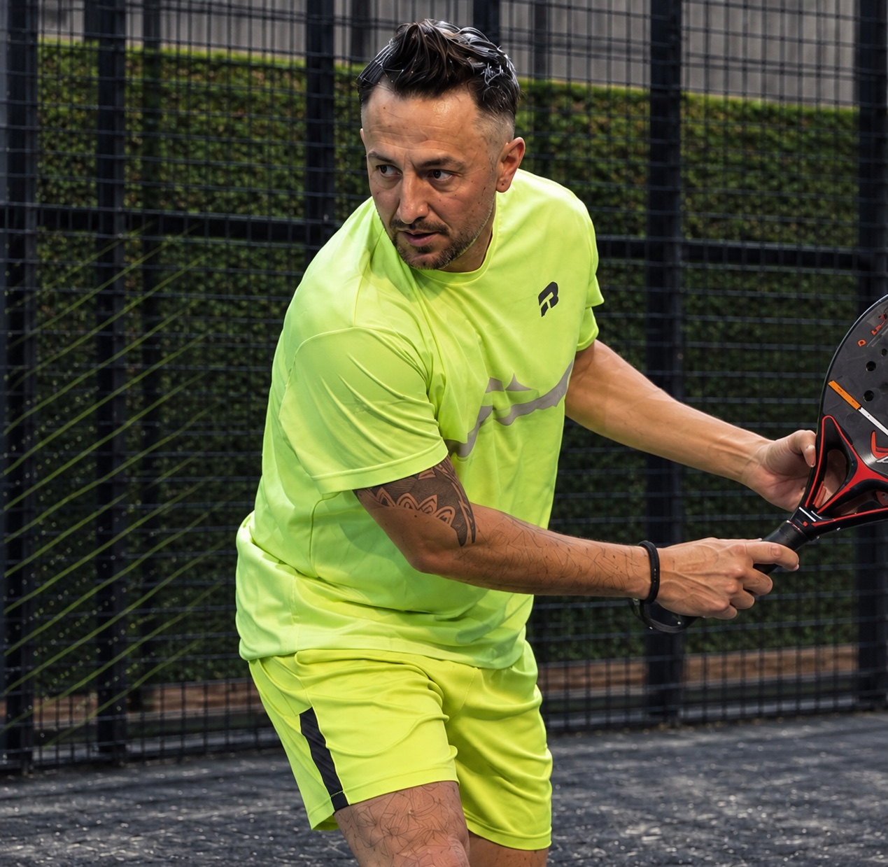 Leandro Rodríguez jugando al pádel en Rosario Padel